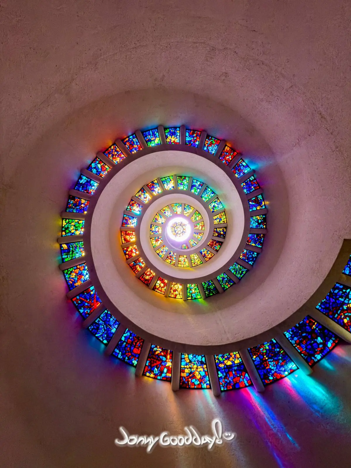 Color and spiral geometry inside the Chapel of Thanks-Giving